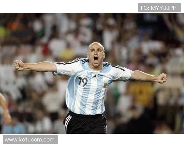 足球明星闪耀达人秀舞台展现多才多艺的魅力与风采